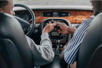 Pere et fils en voiture